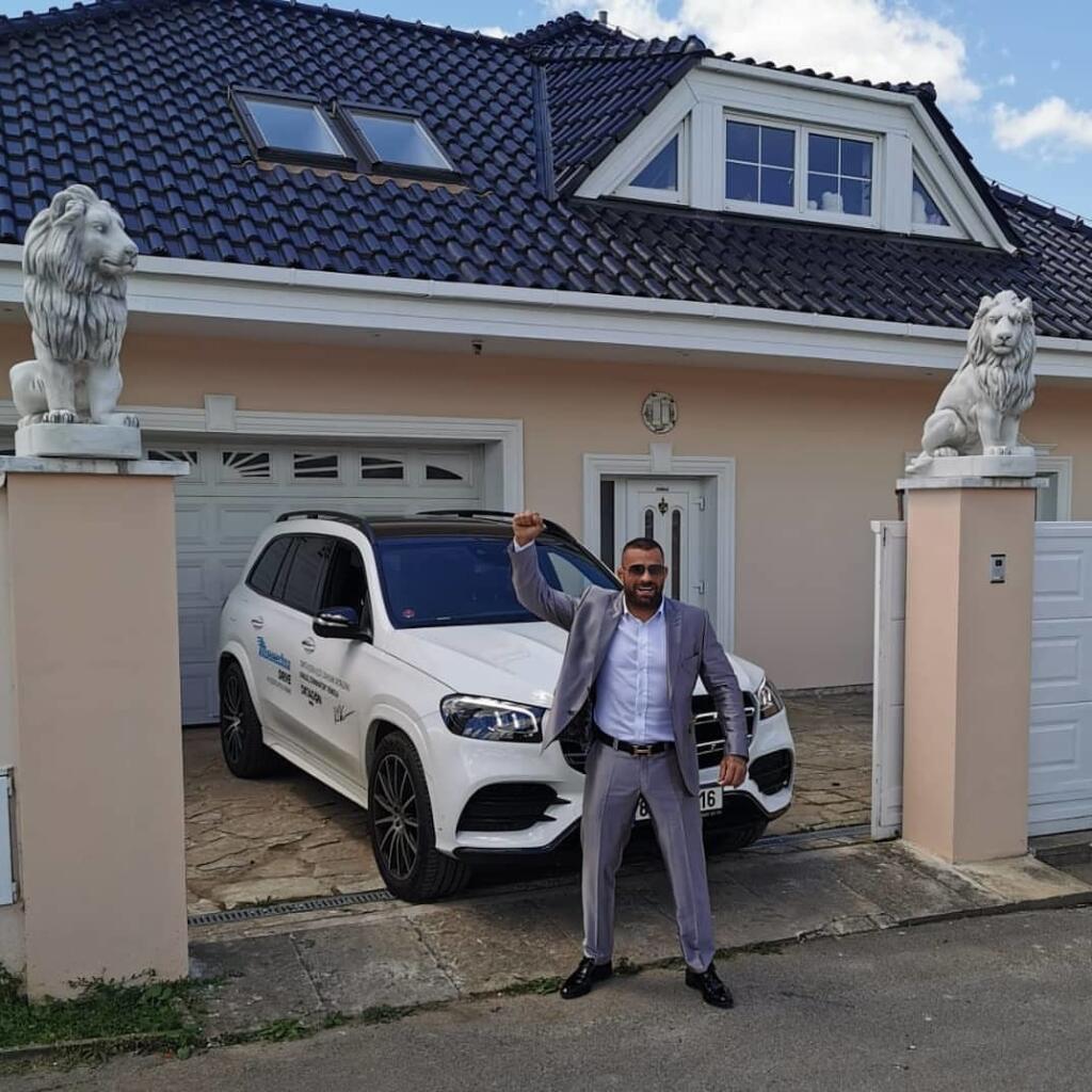 Dom Vémolu je neprehliadnuteľný. Vchod do neho zdobia obľúbené Karlosove zvieratá levy.