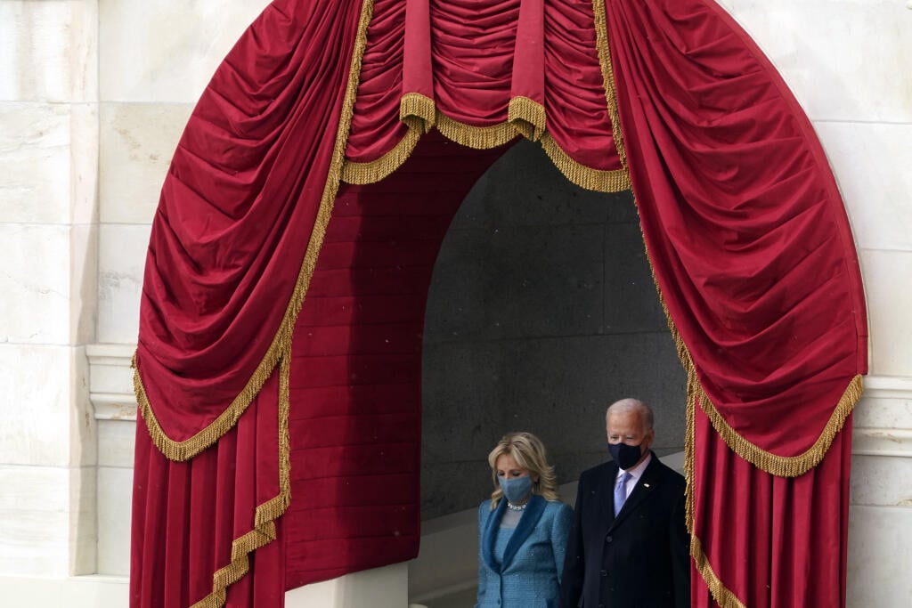 Zvolený americký prezident Joe Biden s manželkou Jill prichádzajú na inauguráciu.