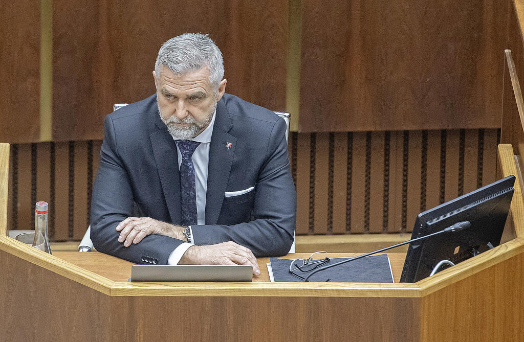Bývalý policajný prezident Tibor Gašpar, ktorý dnes sedí v zákonodarnom zbore nielen ako poslanec, ale aj v pozícii šéfa branno-bezpečnostného výboru, má na krku ďalšie obvinie. Týkať sa má prečinu porušovania dôvernosti ústneho prejavu a iného prejavu osobnej povahy spolupáchateľstvom.