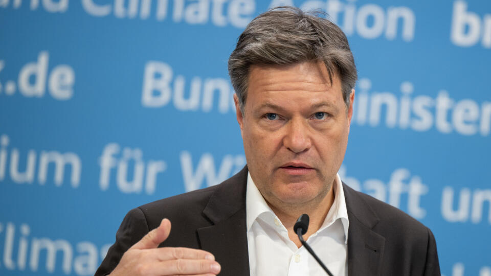 WA 12 Berlín - Nemecký vicekancelár a minister hospodárstva Robert Habeck gestikuluje na tlačovej konferencii, na ktorej predstavil kľúčové body stratégie riadenia emisií oxidu uhličitého (CMS) a návrh novely zákona o ukladaní oxidu uhličitého v Berlíne v pondelok 26. februára 2024. Habeck vyhlásil, že podporuje, aby sa zachytené emisie oxidu uhličitého (CO2) ukladali do pôdy v Nemecku, respektíve aspoň v jeho prímorských oblastiach.Technológia známa ako zachytávanie a ukladanie uhlíka (CCS) emi