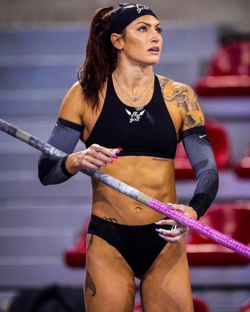 Anicka Newellová sa rada pochváli svojou postavou a tetovaniami.