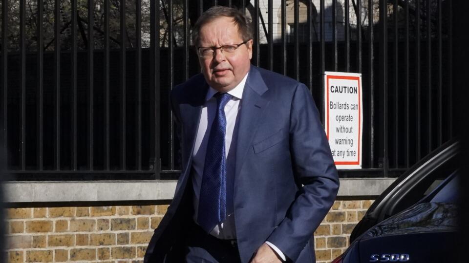 EBE 7 Londýn - Na snímke ruský velvyslanec vo Veľkej Británii Andrej Kelin prichádza vo štvrtok 24. februára 2022 do Úradu pre zahraničné veci Britského spoločenstva národov v centre Londýna po predvolaní na stretnutie po ruskom útoku na Ukrajinu. FOTO TASR/AP
Ambassador of the Russian Federation to the UK Andrei Kelin, arrives at the Foreign, Commonwealth and Development Office in central London, Thursday, Feb. 24, 2022, after being summoned to a meeting following Russia's attack of Ukraine. (