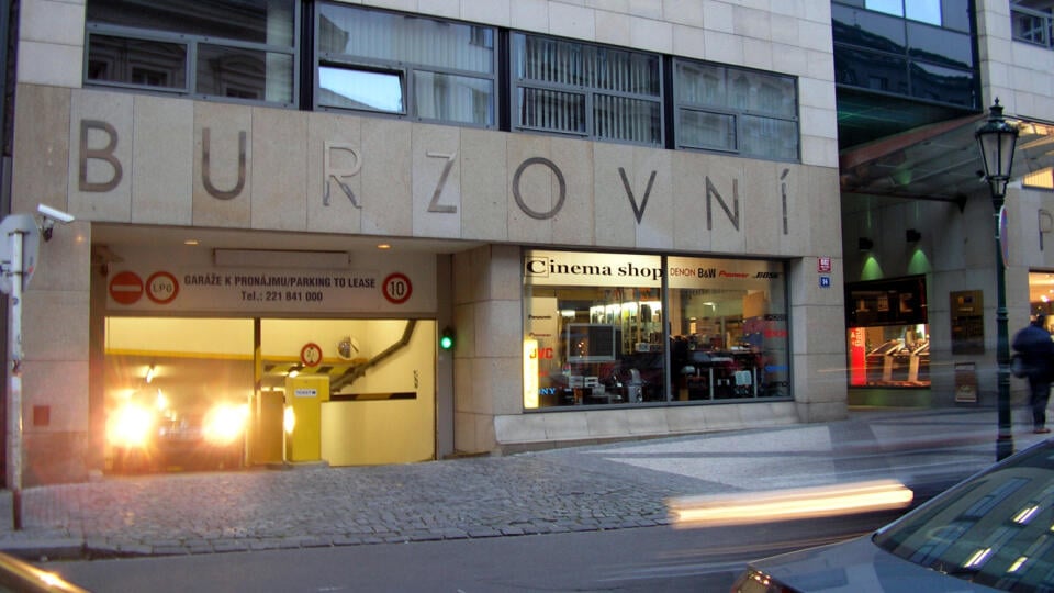 ÈR pražská burza cenných papierov budova budovy sídlo obchod obchodovanie vláda vládna pomoc svetové trhy burzy akcie finanèná ekonomická úverová kríza