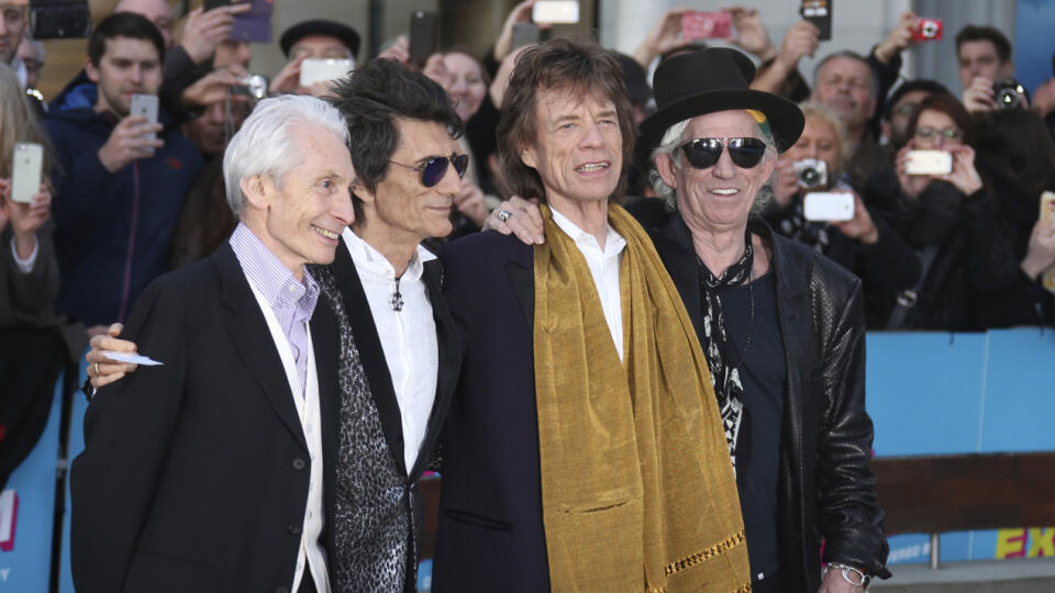 Na archívnej snímke zo 4. mája 2016 členovia britskej rockovej skupiny The Rolling Stones zľava Charlie Watts, Ronnie Wood, Mick Jagger a Keith Richards pózujú v Londýne.