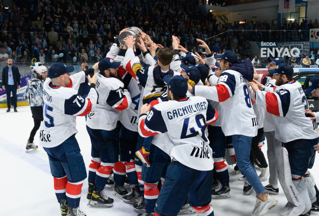 Hokejisti Slovana Bratislava zvíťazili v šiestom zápase finále Kaufland play off Tipos extraligy 2021/2022 a získali titul majstra SR. V nedeľu 1. mája 2022 triumfovali na ľade HK Nitra 5:2 a celú sériu vyhrali 4:2 na zápasy. Na snímke radosť po zisku titulu. FOTO TASR - Henrich Mišovič