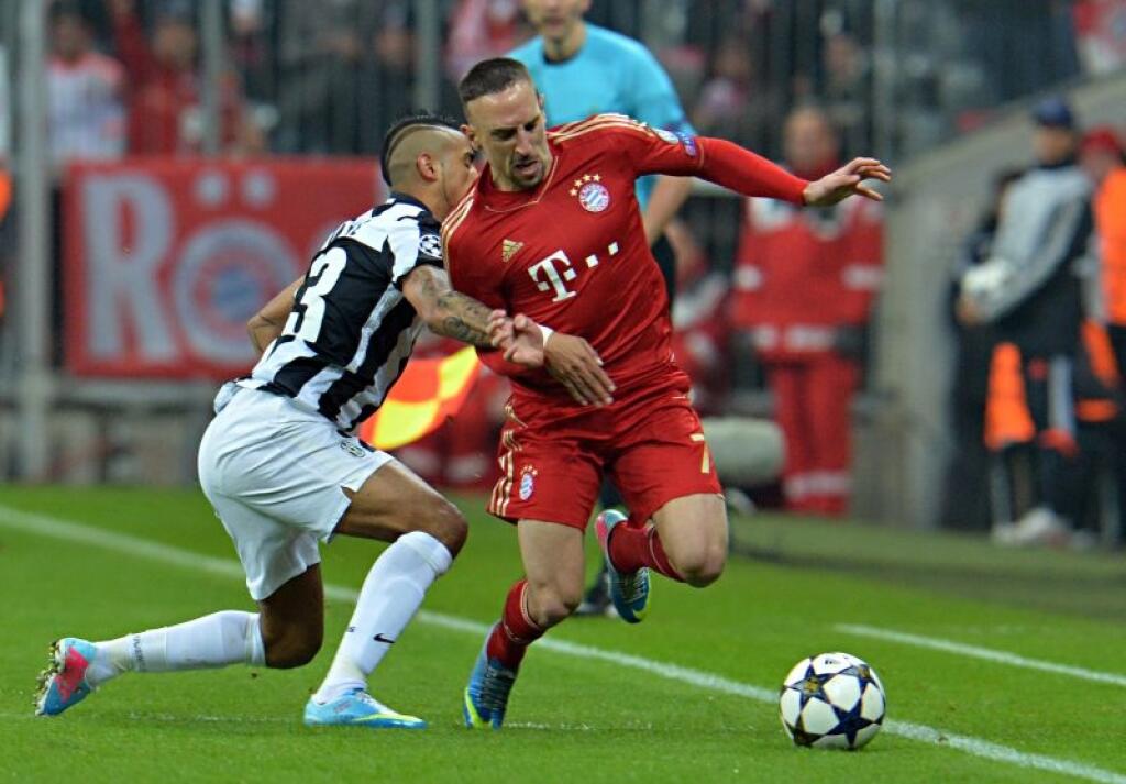 Bayern's Franck Ribery of France, right, is challenged by Juventus midfielder Arturo Vidal, of Chile, during the Champions League quarterfinal first leg soccer match between Bayern Munich and Juventus Turin in Munich, Germany, Tuesday, April 2, 2013. (AP Photo/Kerstin Joensson)