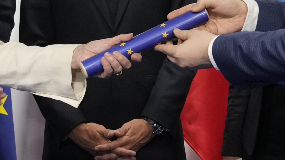 Česká republika prebrala od Francúzska štafetu v polročnom predsedníctve v Rade Európskej únie.