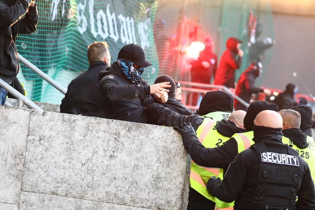 Šokujúce zábery z derby medzi Spartakom Trnava a Slovanom Bratislava. Fanúšikovia sa vtrhli na hraciu plochu a bili sa hlava nehlava.