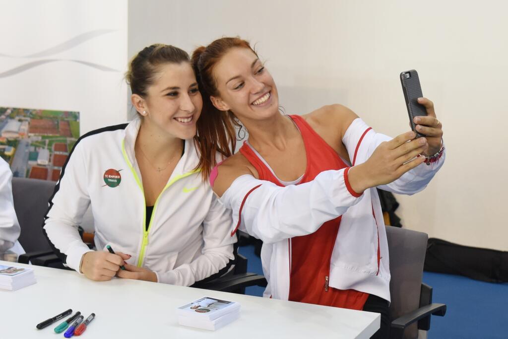Na snímke zľava švajčiarska tenistka Belinda Benčičová a slovenská tenistka Tereza Miháliková si robia spoločnú fotografiu počas Mikulášskeho dňa v tenisovom centre Empire v Trnave v sobotu 2. decembra 2017.