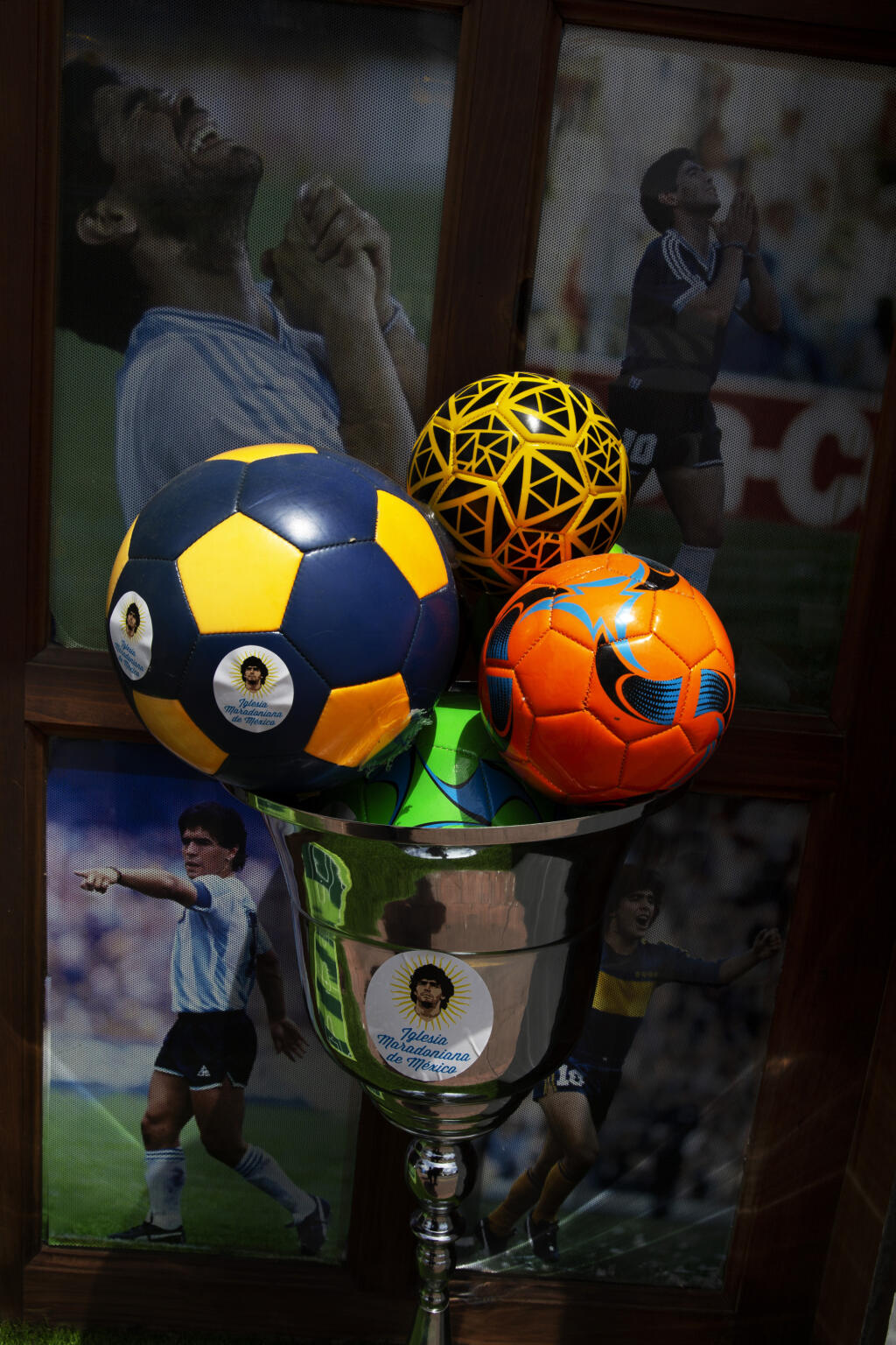 Do dražby sa dostane aj niekoľko lôpt s vlastnoručným podpisom Diega Maradonu.