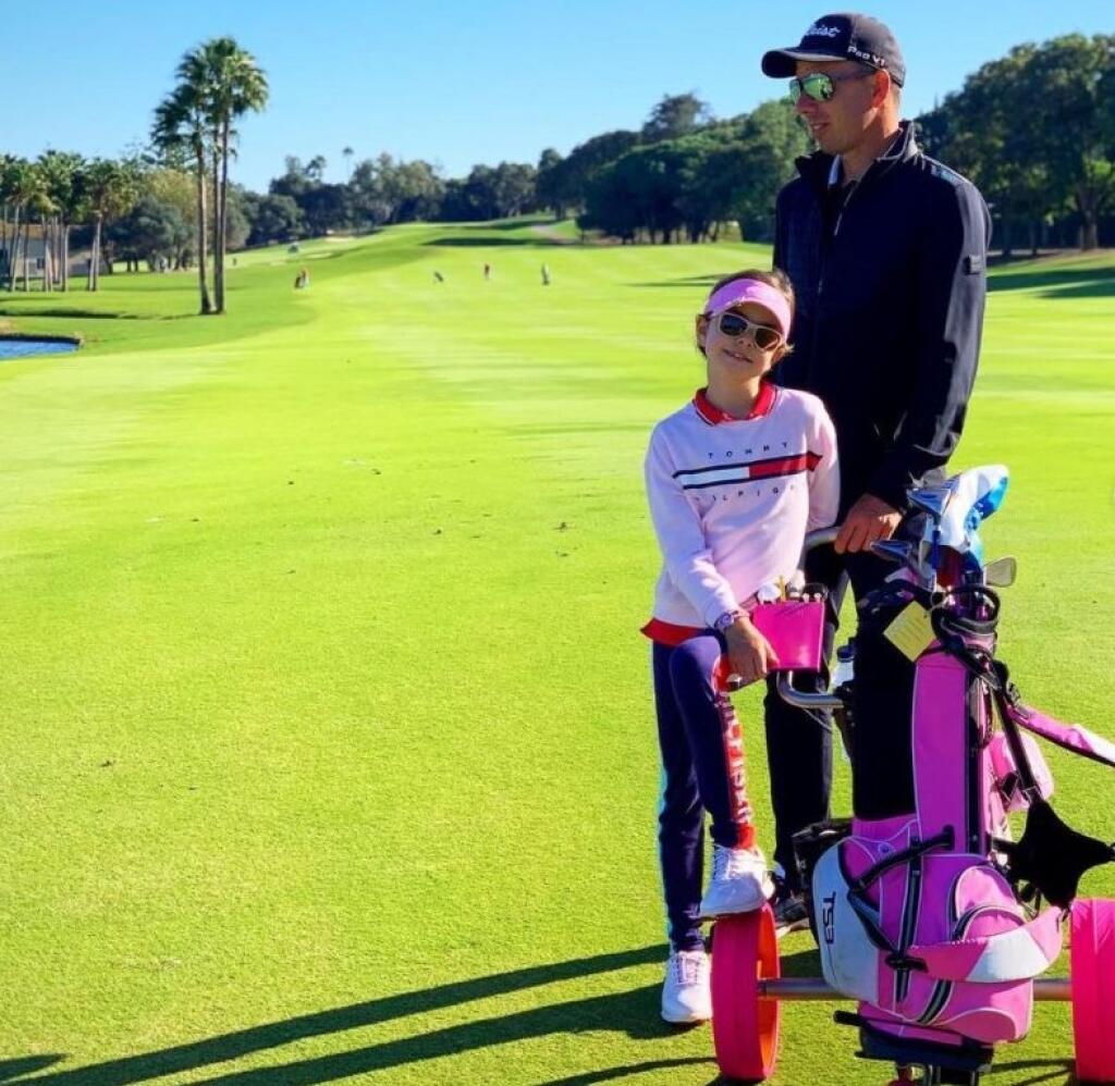 Malá Ella sa rovnako ako jej slávny otec venovala v minulosti tenisu, no všetko nasvedčuje tomu, že svoju budúcnosť spája už len s golfom. „Tenis ju prestal baviť, lebo sa pri ňom musí veľa behať. Zhruba pred poldruha rokom sa rozhodla výlučne pre golf a zatiaľ jej ide vynikajúco,