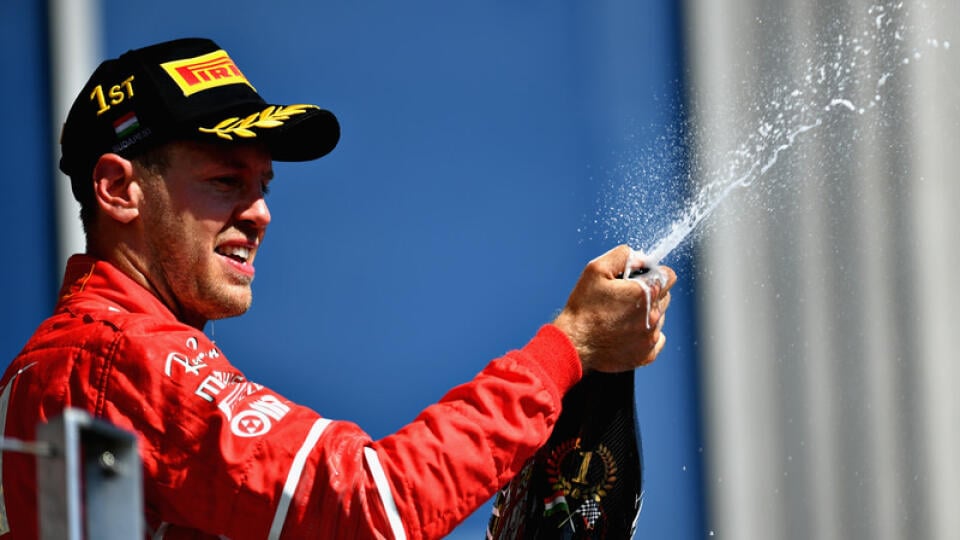 Sebastian Vettel premiérovo ochutnal nové oficiálne šampanské formuly 1 ako víťaz VC Maďarska.
