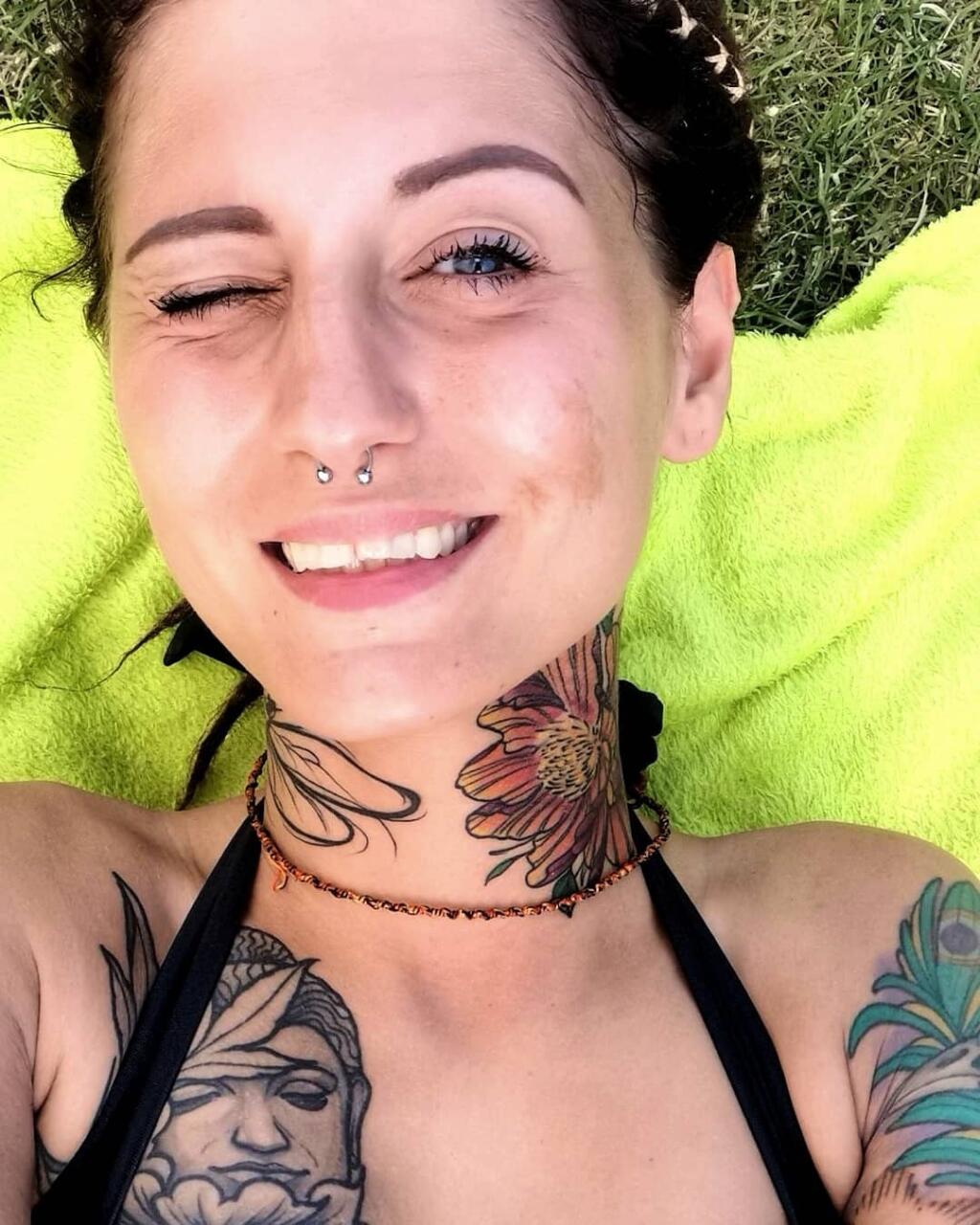 Piercing a dredy boli jej poznávacím znamením. Ani jedno ju už nezdobí.