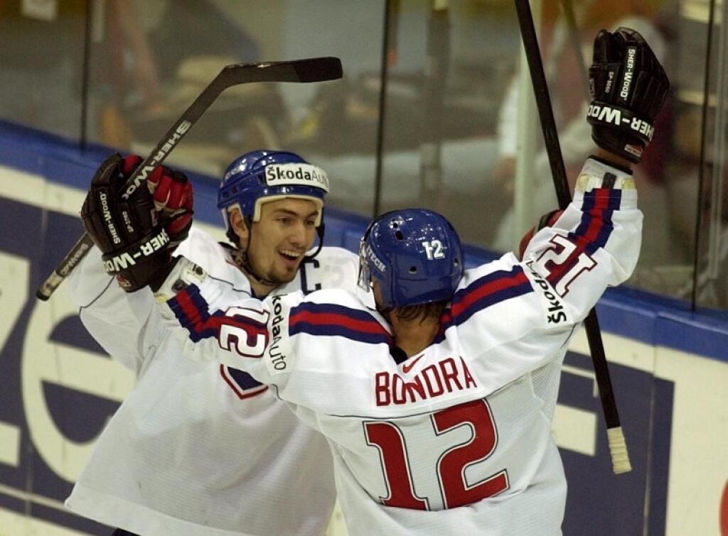 Peter Bondra gratuluje Miroslavovi Šatanovi k tretiemu gólu v ruskej sieti. Z finále MS 2002 Slovensko - Rusko (4:3).