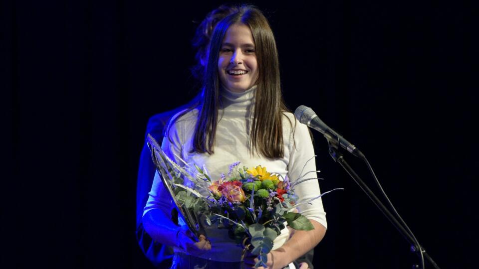 Na snímke tenistka Mia Pohánková si preberá cenu Tenista roka 2022 v kategórii Talent do 15 rokov počas slávnostného udeľovania cien Tenista roka 2022