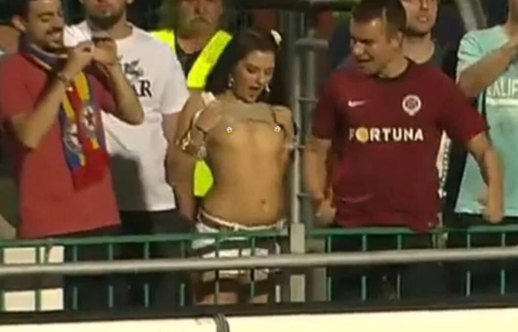 Na štadiónoch to občas poriadne žije. Fanúšička Sparty Praha chcela rozhodiť hráča súpera. Pred zahratím rohového kopu dvihla tričko aj podprsenku a ukázala holé prsia.