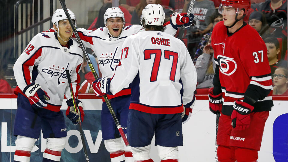 Fanúšikov Washingtonu Capitals zaujal slovenský obranca Martin Fehérváry (20) natoľko, že si prajú jeho návrat do prvého tímu.