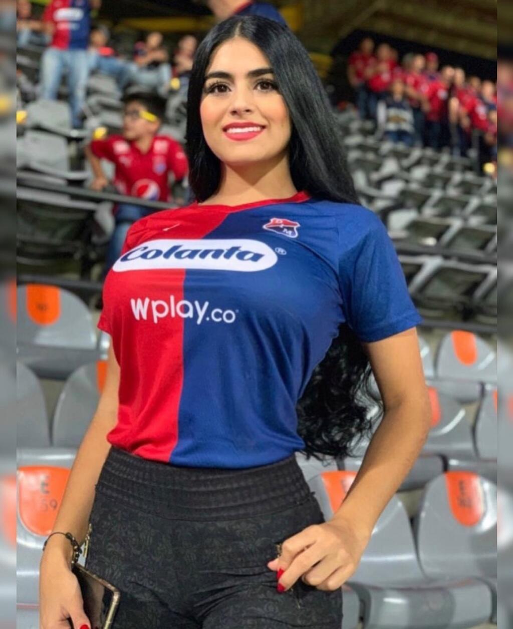 Valeria Giraldová chce svojimi odhalenými fotkami, ktoré rada pridáva na sociálnu sieť, motivovať futbalistu Deportiva Indepediente Medellin Leonarda Castra a využíva to na spropagovanie svojho instagramu.