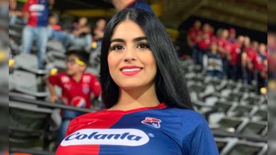 Valeria Giraldová chce svojimi odhalenými fotkami, ktoré rada pridáva na sociálnu sieť, motivovať futbalistu Deportiva Indepediente Medellin Leonarda Castra a využíva to na spropagovanie svojho instagramu.