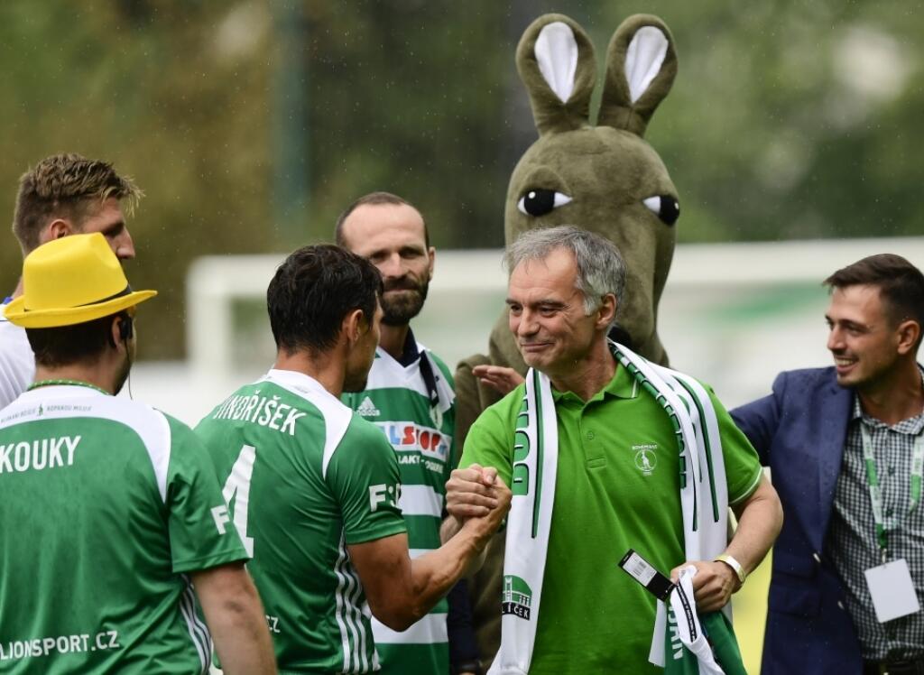 Nápad odohrať charitatívny zápas umelcov proti futbalistom vznikol v hlave českej hereckej hviezdy Ivana Trojana, ktorý je veľkým fanúšikom Bohemians