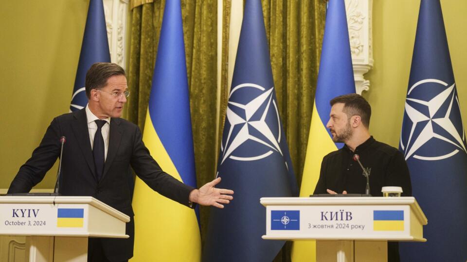 WA 48 Kyjev - Nový generálny tajomník Severoatlantickej aliancie (NATO) Mark Rutte (vľavo) a ukrajinský prezident Volodymyr Zelenskyj počas spoločnej tlačovej konferencie v Kyjeve vo štvrtok 3. októbra 2024. FOTO TASR/AP
NATO Secretary General Mark Rutteleft, and Ukrainian President Volodymyr Zelenskyy, right, speak to journalists during press conference in Kyiv, Ukraine, Thursday, Oct. 3, 2024. (AP Photo/Evgeniy Maloletka)