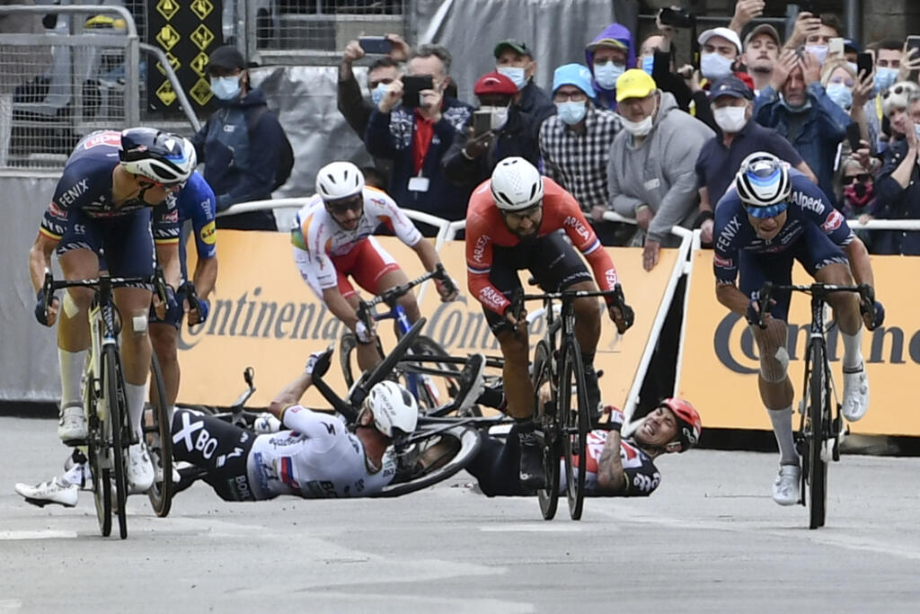 Peter Sagan spadol pred cieľom 3. etapy Tour de France.