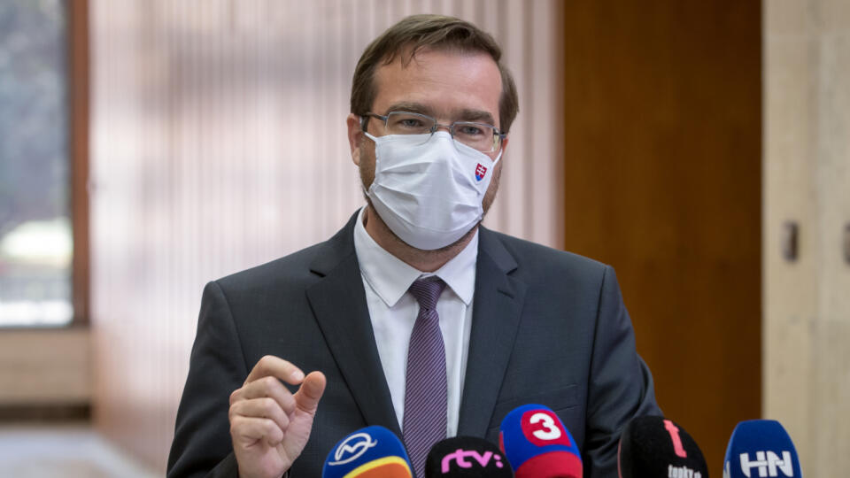 Na snímke je minister zdravotníctva Marek Krajčí po zasadnutí vlády.