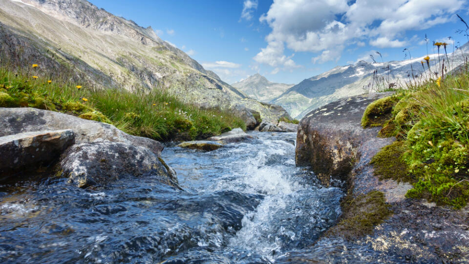 Fresh,Spring,Water,Directly,From,The,Mountains,Of,Tyrol,In