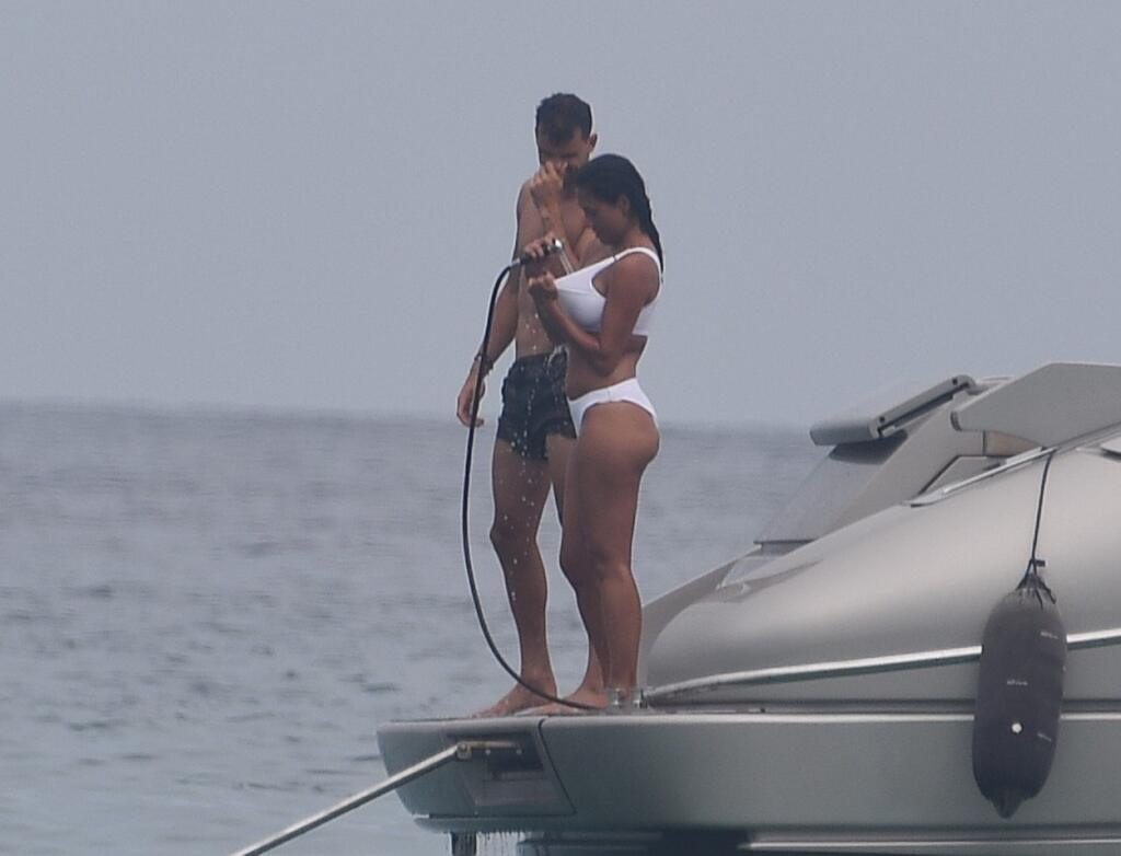 O rok neskôr párik v St. Tropez. Pri besnení na luxusnej jachta v St. Tropez bola speváčka tak rozpálená, že musela zasahovať studená sprcha.