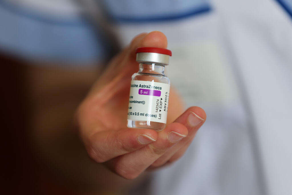 WA 23 Paríž - Zdravotná sestra ukazuje ampulku s vakcínou proti ochoreniu COVID-19 od spoločnosti AstraZeneca, ktorou zaočkujú francúzskeho premiéra  Jeana Castexa v nemocnici na predmestí Paríža v piatok 19. marca 2021. Premiér mal pôvodne v úmysle čakať na očkovanie, kým naňho príde rad podľa roku narodenia, ale teraz sa dal  zaočkovať vakcínou AstraZeneca, aby zvýšil dôveru francúzskej verejnosti v túto látku. Castex toto svoje rozhodnutie avizoval už v utorok 16. marca, keď vyhlásil, že sa A