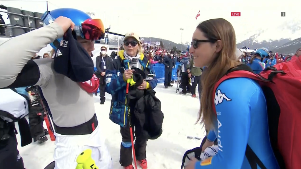 Mikaela Shifrinová ešte prehodila pár slov s talianskou súperkou Sopiou Goggiovou. Všetko pod dohľadom mamy Eileen.