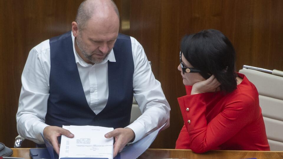 Podpredseda vlády SR a minister hospodárstva SR Richard Sulík a poslankyňa NR SR Jana Bittó Cigániková (obaja SaS)