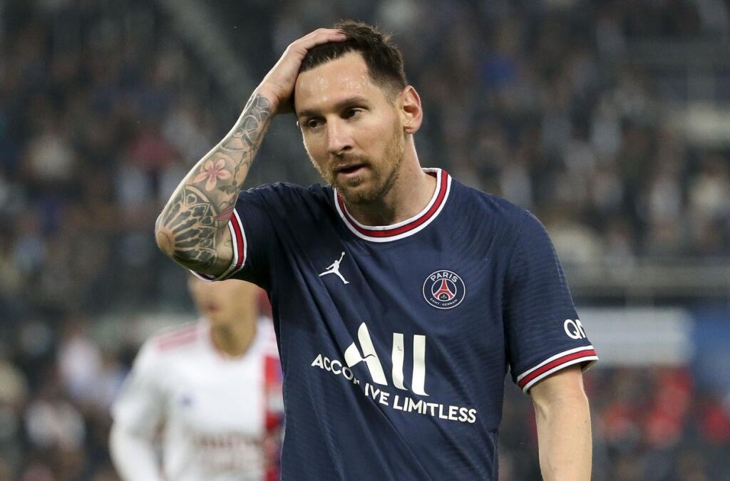 Lionel Messi – 179-tisíc eur – Možno je Messi najlepším futbalistom všetkých čias, ale v tomto zozname je spomedzi aktívnych futbalistov až na treťom mieste. Argentínčan nie je tak komerčne založený ako niektorých jeho súperi. S majetok šplhajúcim sa k jednej miliarde eur to možno ani nepotrebuje.