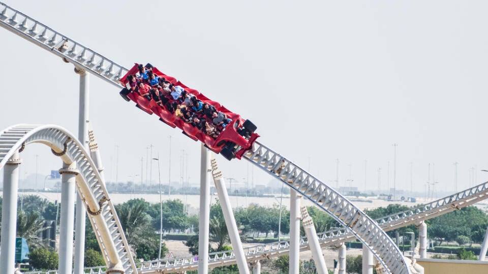 Súčasťou zábavného parku Ferrari World v Abú Zabí je okrem iného aj horská dráha s názvom Formula Rossa, ktorá má človeku priblížiť, aké to je sedieť v monoposte Formuly 1. Veď dokonca aj vozík pripomína takýto monopost.