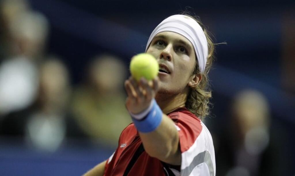 Slovenský tenista Lukáš Lacko podáva v zápase proti Rusovi Michailovi Južnému vo finále tenisového turnaja ATP v Záhrebe 5. februára 2012.