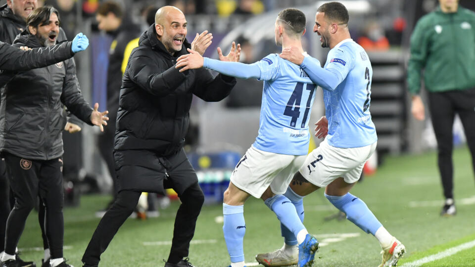 EBE 8 Dortmund - Na snímke naľavo španielsky tréner Manchestra Josep Guardiola oslavuje gól, druhý sprava jeho autor Phil Foden v odvete štvrťfinále Ligy majstrov 2020/2021 vo futbale Borussia Dortmund - Manchester City (1:2) v stredu 14. apríla 2021. FOTO TASR/AP
Manchester City's head coach Pep Guardiola celebrates with goal scorer Manchester City's Phil Foden during the Champions League quarterfinal second leg soccer match between Borussia Dortmund and Manchester City at the Signal Iduna Park