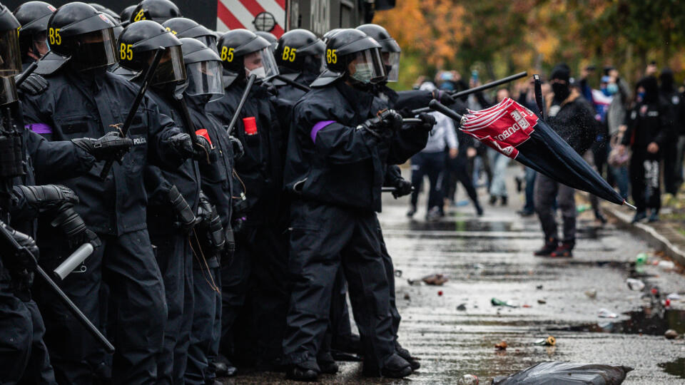 Pred budovou Úradu vlády Slovenskej republiky sa konal protest futbalových ultras fanúšikov z celého Slovenska proti opatreniam zavedeným na zabránenie šírenia nákazy Covid19 na Slovensku.