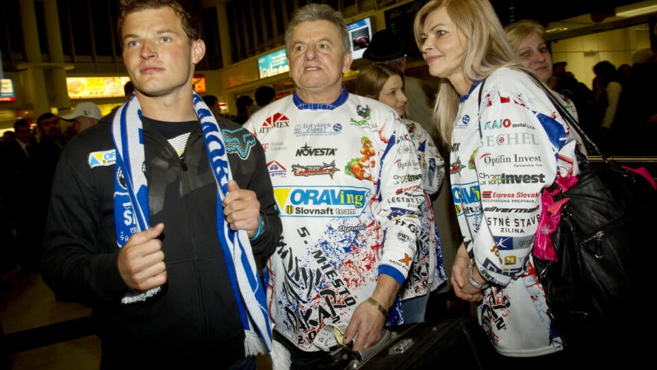 Na snímke zľava slovenský motocyklový pretekár Štefan Svitko, otec Štefan Svitko starší a mama Viera Svitková po synovom návrate z Rely Dakar v roku 2012.