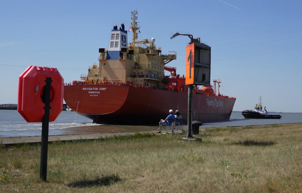 KK20 Antverpy - Tanker Navigator Jorf, ktorý preváža skvapalnený plyn (LNG), v prístave v Antverpách 10. augusta 2022. Zlúčený prístav Port of Antwerp-Bruges je druhým najväčším prístavom v Európe. FOTO TASR/AP
A couple watch from the banks as a river pilot steers a tugboat to lead the LPG tanker Navigator Jorf through the Port of Antwerp, Belgium, Wednesday, Aug. 10, 2022. Port of Antwerp-Bruges is the second largest port in Europe. (AP Photo/Virginia Mayo)