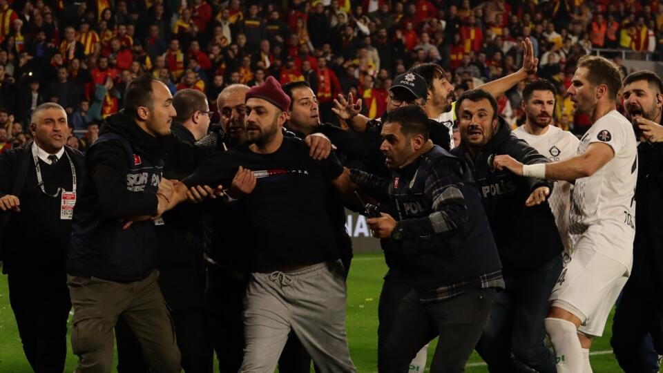 Duel Göztepe s Altayom poznačili výtržnosti fanúšikovi a stretnutie ani nedohrali.