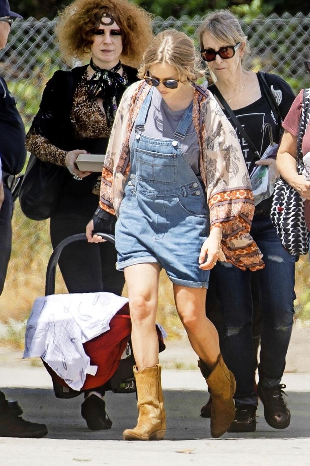 Amanda na prechádzke s dcérkou.