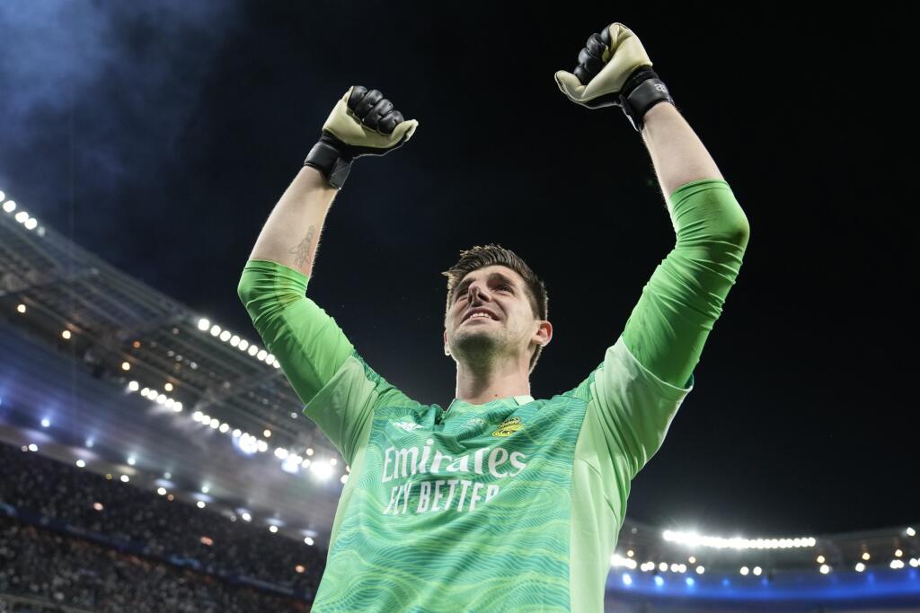KK76 Paríž - Na snímke brankár Thibaut Courtois z Realu Madrid sa teší po víťazstve vo finálovom zápase Ligy majstrov FC Liverpool - Real Madrid 28. mája 2022 na štadióne Stade de France v Paríži. Futbalisti Realu Madrid triumfovali v Lige majstrov. V sobotnom finále na parížskom Stade de France zdolali FC Liverpool 1:0 a najcennejšiu klubovú trofej na kontinente získali rekordný štrnástykrát v histórii. FOTO TASR/AP