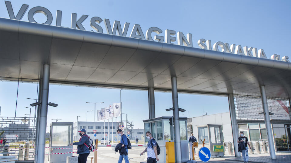 Na snímke zamestnanci automobilky Volkswagen Slovakia a.s. odchádzajú z práce po obnovení výroby v Bratislave 20. apríla 2020. Bratislavský Volkswagen od pondelka po niekoľkotýždňovej prestávke čiastočne obnovil výrobu automobilov. Bratislavský závod rozbehol v jednozmennej prevádzke za prísnych opatrení jeden zo segmentov vyrábajúcich SUV vozidlá. Firma prerušila výrobu 17. marca 2020 pre aktuálnu krízovú situáciu v súvislosti s novým koronavírusom. Automobilka sa rozhodla prerušiť výrobu aj z