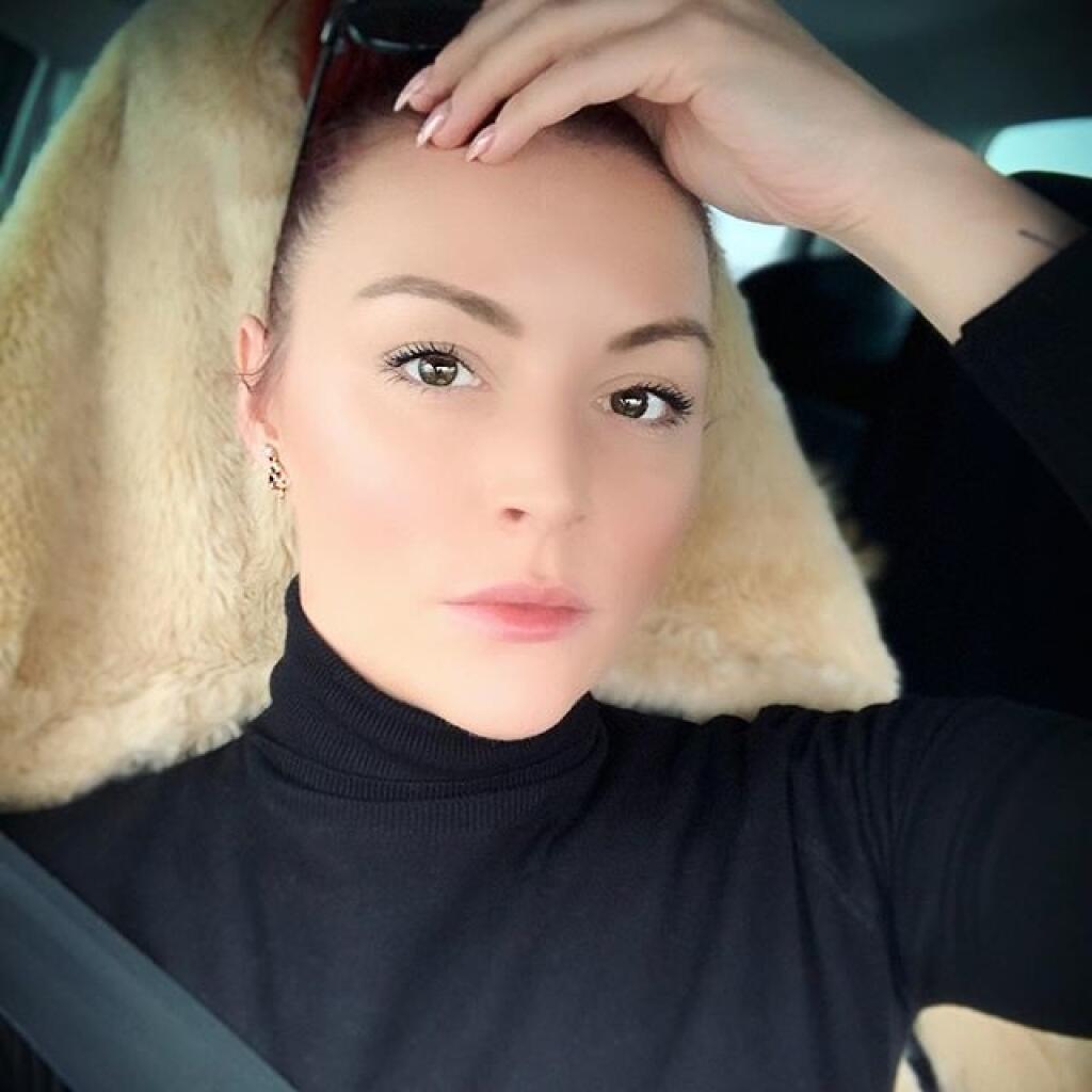 Herečka a speváčka Barbora Švidraňová je krásna žena a nehanbí sa občas ukázať aj bez šminiek, ale na tejto fotke to s „vyhladzovaním“ dosť prehnala.