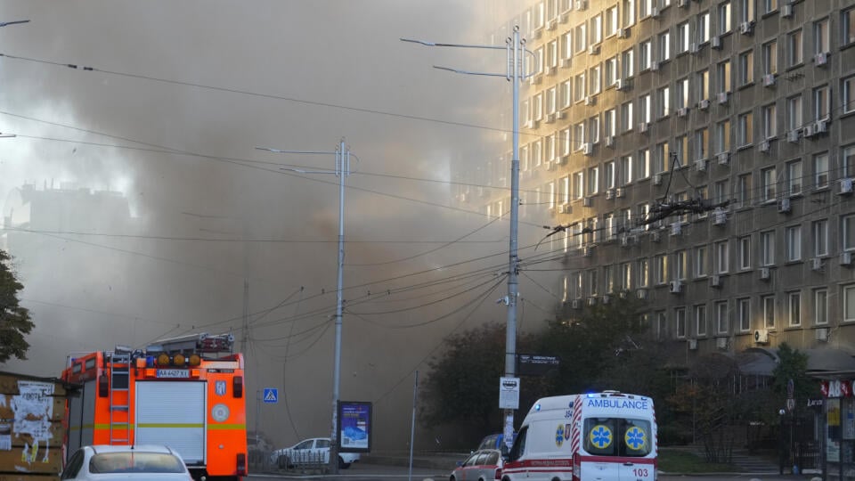 Na snímke dym stúpa útoku dronu na budovy v Kyjeve 17. októbra 2022. Najmenej tri výbuchy bolo počuť v pondelok ráno v ukrajinskej metropole Kyjev. Došlo k nim po tom, ako sa spustili sirény leteckého poplachu. FOTO TASR/AP