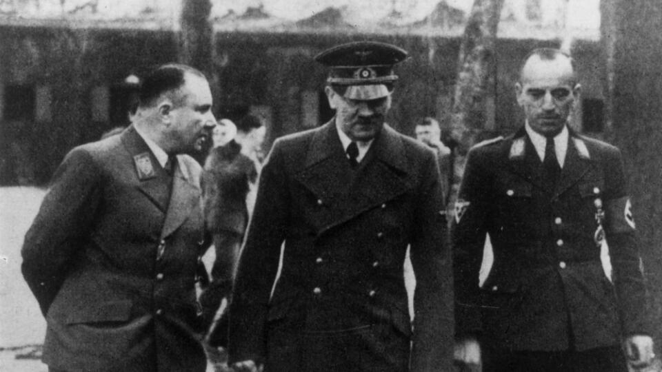 Martin Bormann (vľavo) s Hitlerom.