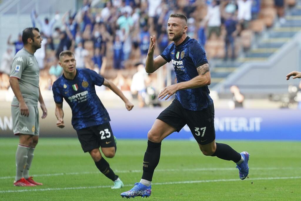 Slovenský futbalista Milan Škriniar z Interu Miláno sa teší z gólu počas zápasu 1. kola talianskej Serie A Inter Miláno - FC Janov 21. augusta 2021 v Miláne.