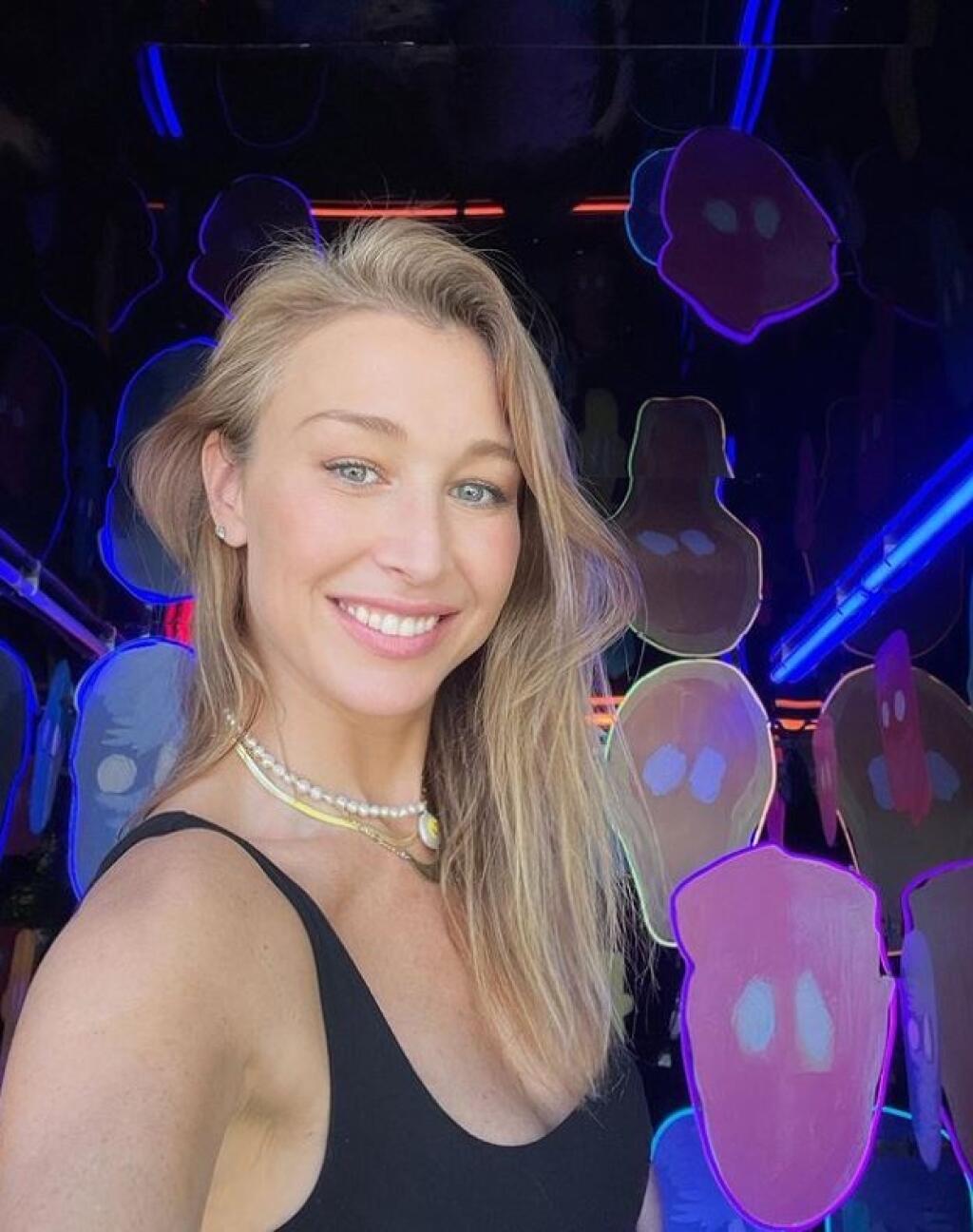 Marielle Hadid má žiarivý úsmev.
