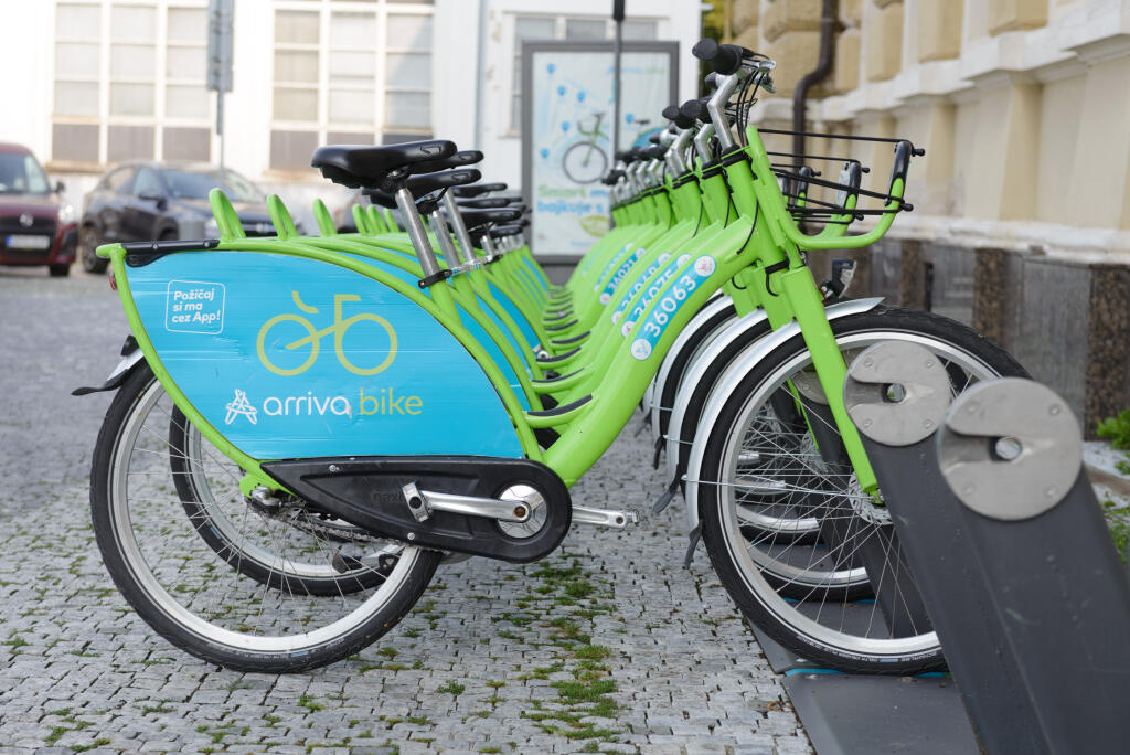Plne funkčný systém zdieľaných bicyklov je od pondelka 3. augusta 2020 opäť k dispozícii obyvateľom a návštevníkom Nitry. Zdieľané bicykle slúžia ako doplnok k verejnej autobusovej doprave už štvrtú sezónu. Technici spoločnosti Arriva, ktorá zabezpečuje mestskú hromadnú dopravu v Nitre, v pondelok postupne rozmiestnili 70 bicyklov na siedmich stanovištiach. FOTO TASR - Henrich Mišovič , 5. augusta 2020