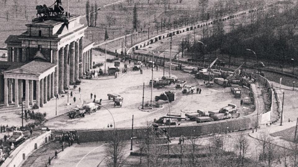 Berlínsky múr pri jednej z dominánt nemeckej metropoly Brandenburskej bráne.